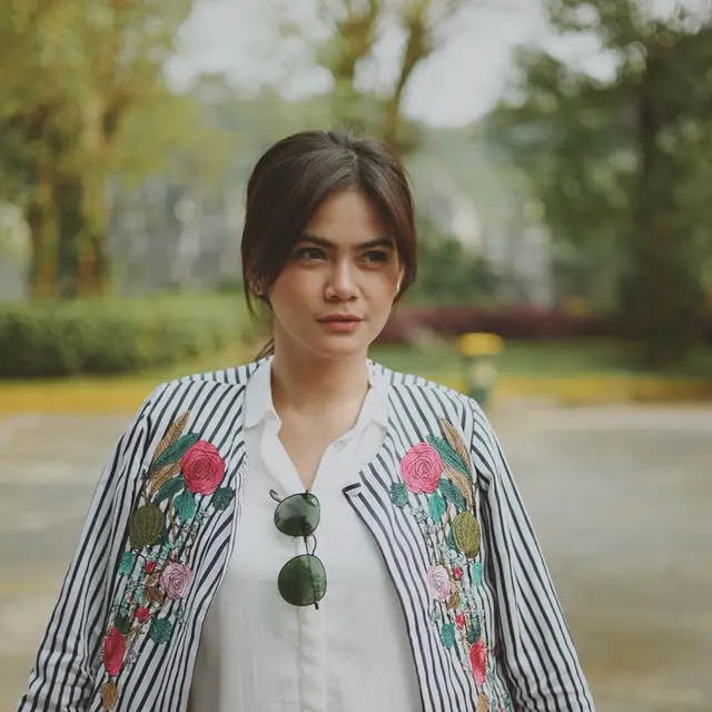 7 Potret Indah Indriana Pemain Sinetron Orang Ketiga yang Mirip Titi Kamal