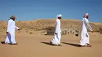 Mantan penduduk Wadi al-Murr berjalan dekat rumah-rumah terlantar di Desa Omani, Wadi al-Murr, Oman, 31 Desember 2020. Pasir yang menggunung hanya menyisakan sedikit bukti bahwa Desa Omani pernah ada di Wadi al-Murr, Oman. (MOHAMMED MAHJOUB/AFP)