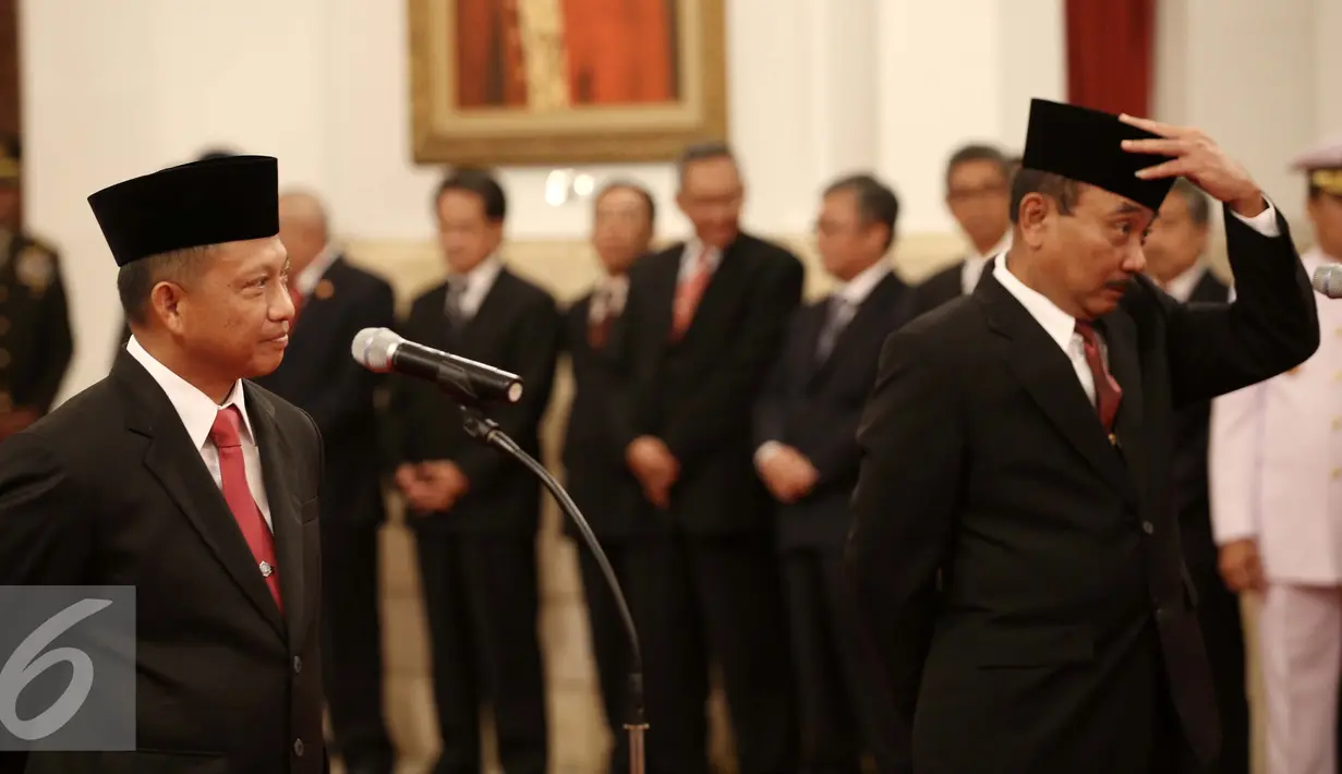 Irjen Tito Karnavian (kiri) saat mengikuti pelantikan di Istana Negara, Jakarta, Rabu (16/3). Tito Karnavian dilantik menjadi Kepala BNPT dari jabatan sebelumnya Kapolda Metro Jaya. (Liputan6.com/Faizal Fanani)