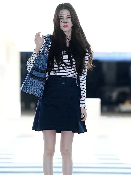 “We are pleased to share with you Dior ambassador Han So Hee is flying to attend Dior Cruise 25 Show,” demikian keterangan rilis Dior. [Dok/Dior]