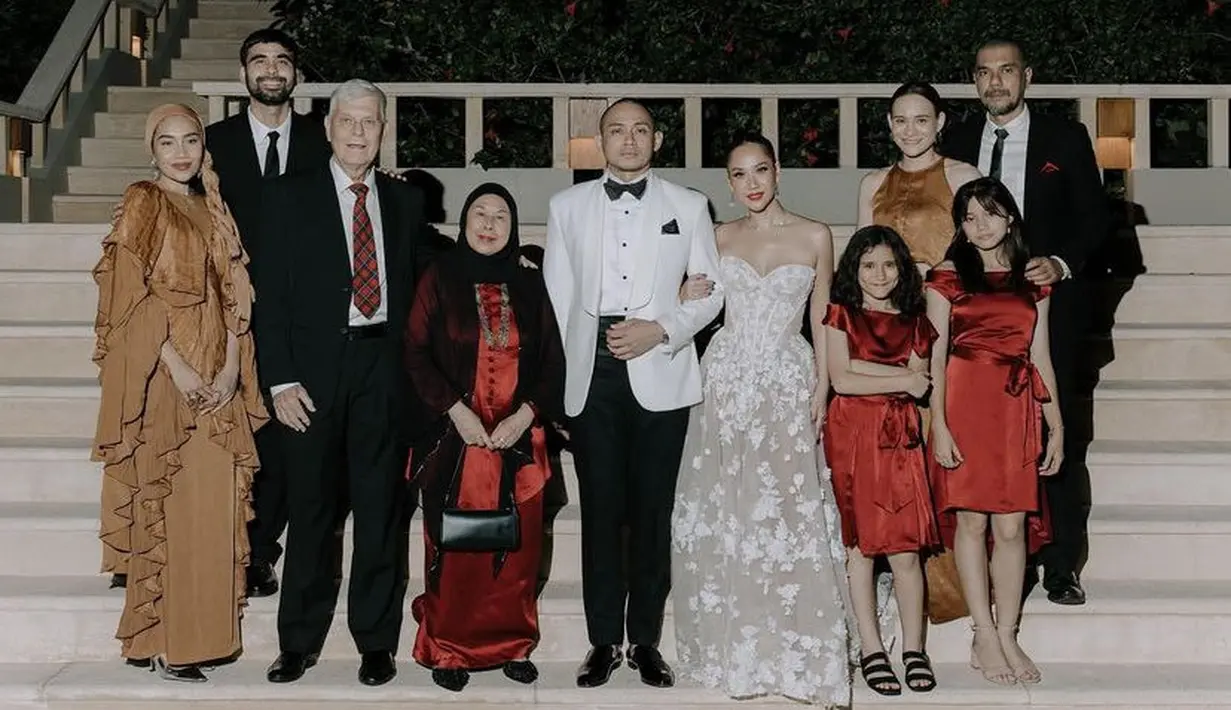 Di malam resepsi, Aisyah mengenakan dress coklat halterneck. Dengan rambutnya yang diikat tampak rapi. [@aishahjennifer]