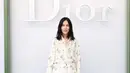Alexa Chung mengenakan blus dan rok sutra beige dengan detail bordir dari koleksi Dior Spring-Summer 2026. Aksesori Dior melengkapi gaya klasik-modern khasnya. [Image Credit: Getty Images/DIOR]