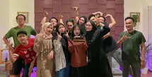 Vokalis grup musik Sabyan Gambus, Nissa Sabyan baru saja genap berusia 24 tahun. Selain membagikan momen kejutan dari para sahabat dan orang tercinta, Nissa juga membagikan potret jadulnya. Tampak  beberapa netizen salfok dengan tahi lalatnya. [Instagram/nissa_sabyan]