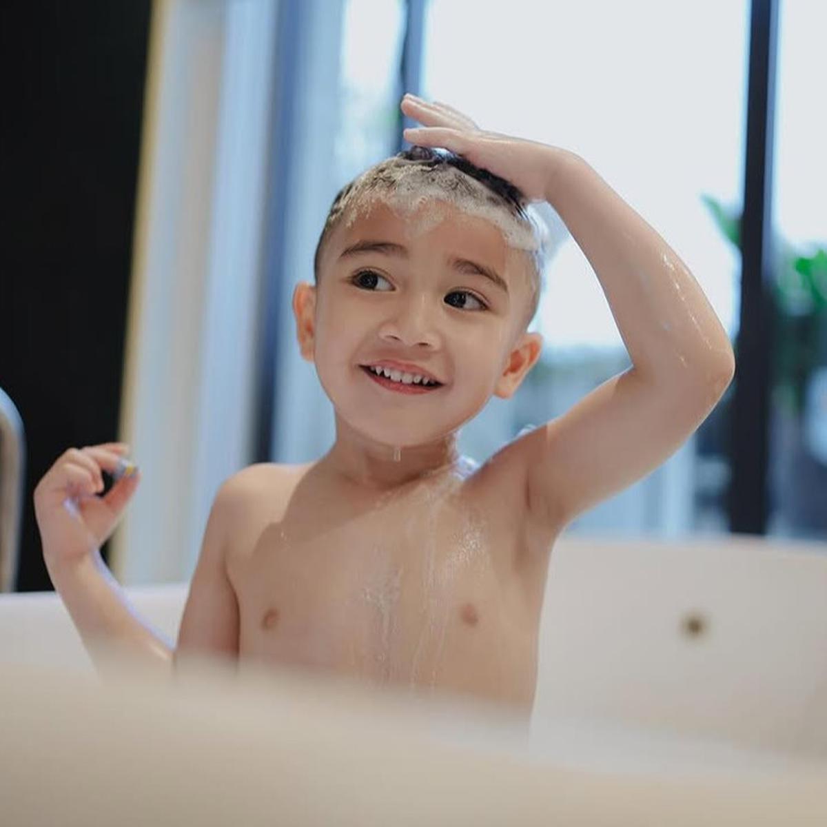 Potret Rayyanza Mandi di Bathtub Saat Liburan, Netizen Heboh: Masih Kecil Tapi Gantengnya Kelewatan