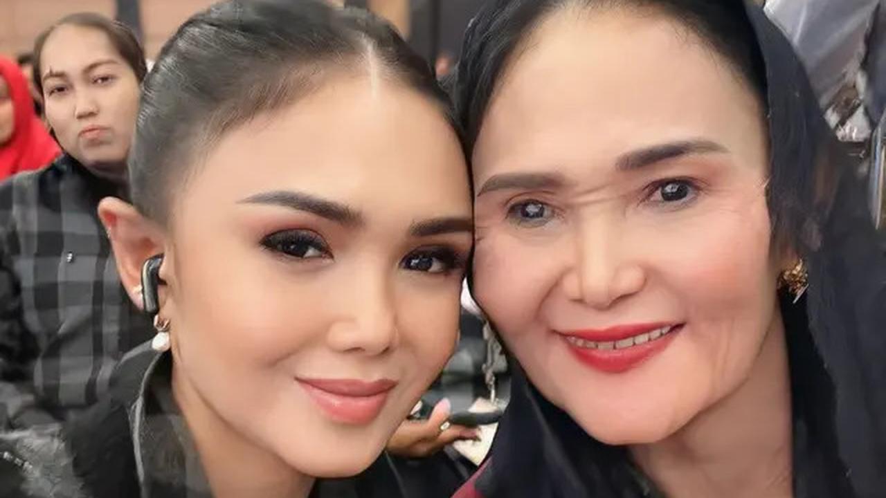 6 Potret Yuni Shara Hadiri Debat Pilkada 2024 Kota Batu Dukung Krisdayanti, Acungkan Salam 3 Jari