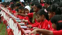 Siswa SD mencuci tangan massal memperingati hari cuci tangan sedunia di Lapangan Dengung, Sleman, Yogyakarta, Jumat (15/10).(Antara) 