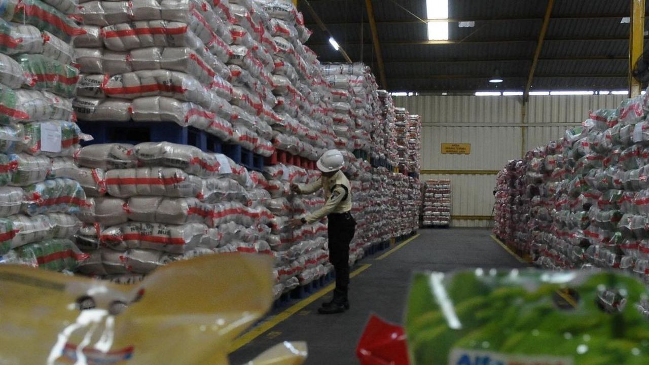 Beras-beras itu akan segera dikirimkan ke toko ritel modern yang ada di Jabodetabek. Foto: merdeka.com / Imam Buhori<br>