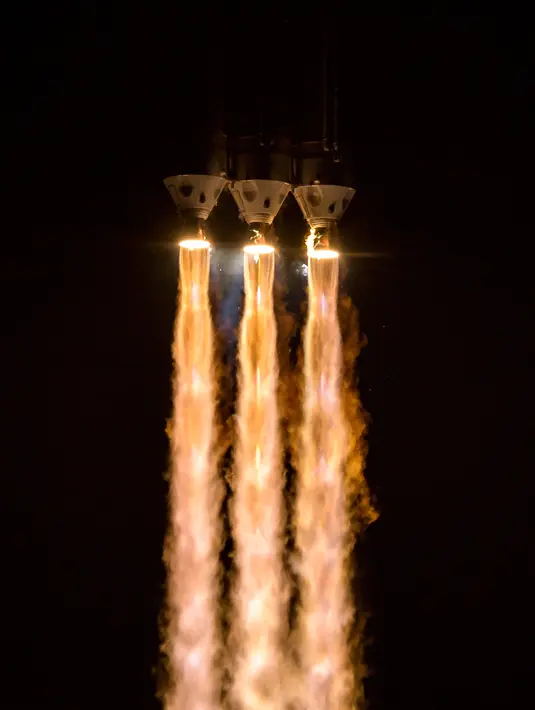 Roket United Launch Alliance Delta IV Heavy membawa pesawat Parker Solar Probe meluncur ke matahari, Frorida, AS, Minggu (12/8). Pesawat akan melintasi Venus dan berputar mengelilingi Matahari sebelum akhirnya mendekati Korona. (Bill Ingalls/NASA via AP)