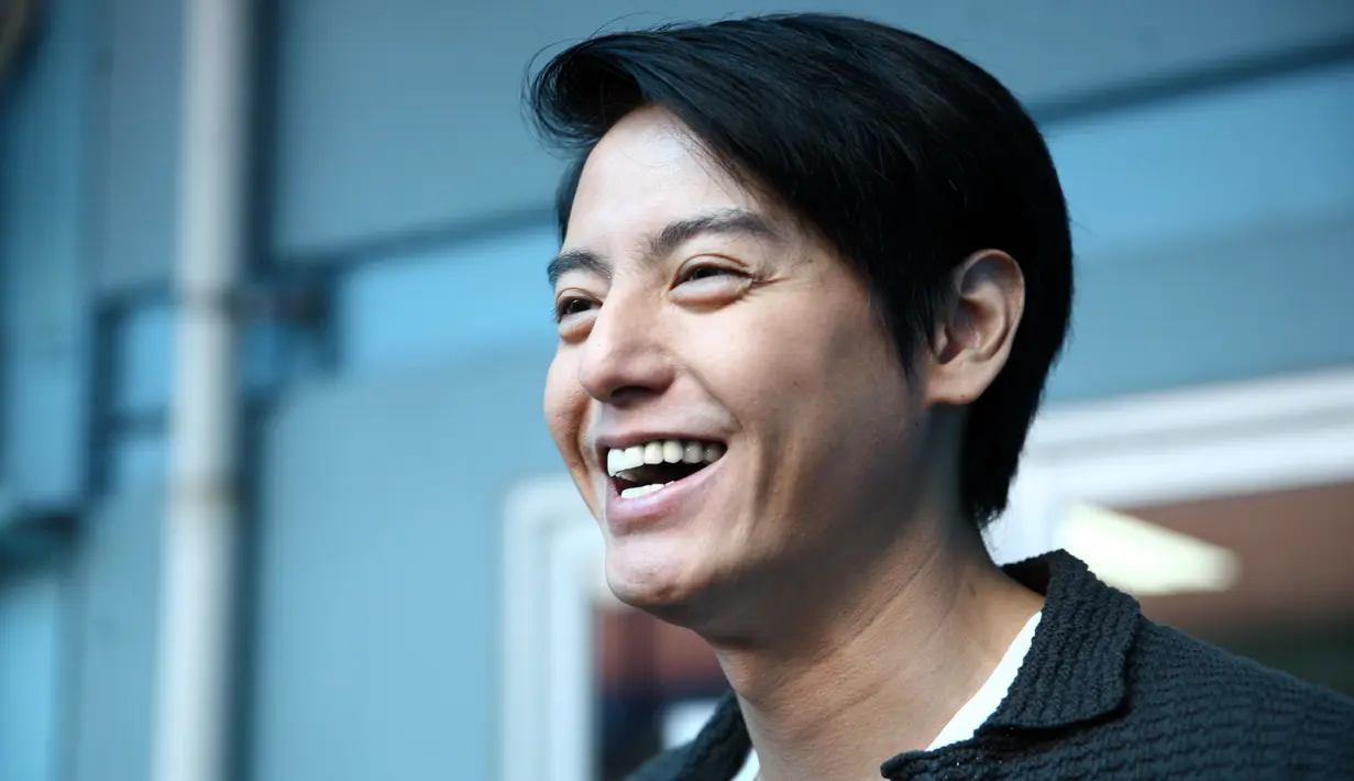 "Gosip, itu gosip. Kita sempat kerja bareng sih, itu aja," ujar Roger Danuarta di kawasan Kapten Tendean, Jakarta Selatan, Rabu (27/12/2017). (Nurwahyunan/Bintang.com)