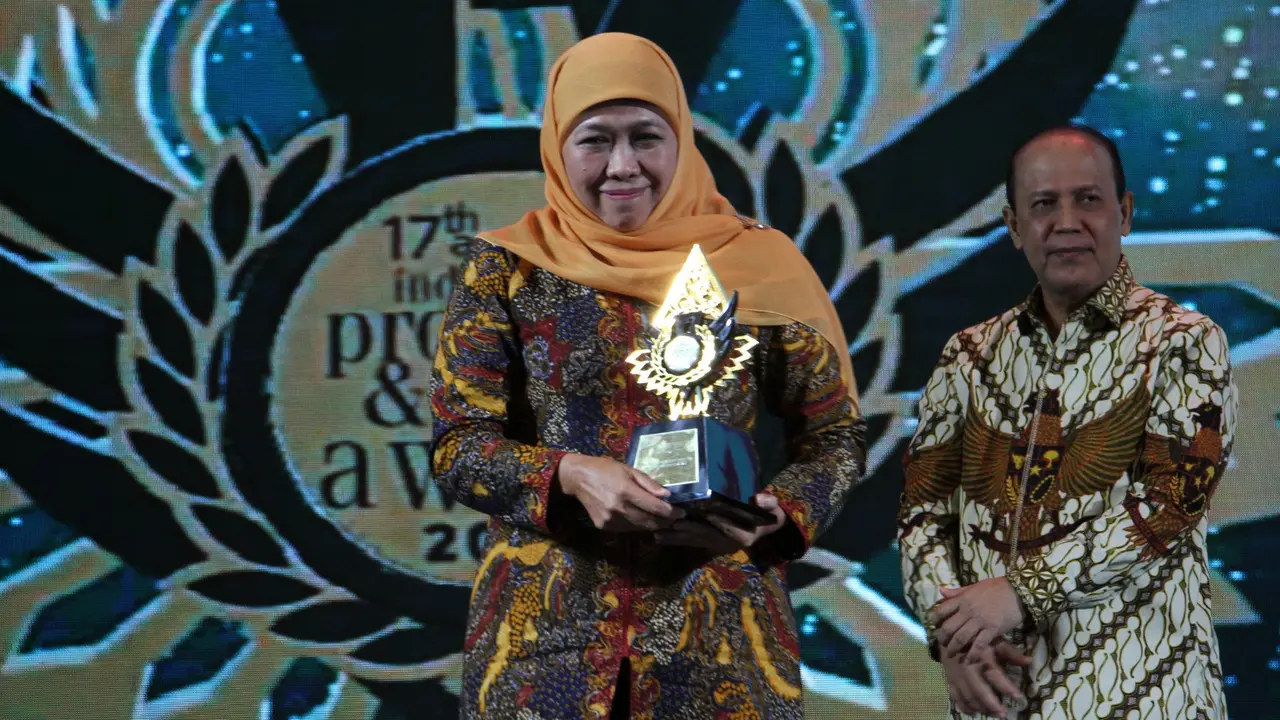 Khofifah Indar Parawansa mendapat penghargaan sebagai The Most and Smart Inspiring Woman Leader in 2023 pada Senin di Ballroom Hotel Mulia, Senayan Jakarta. (Istimewa)