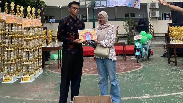 Pemilik Qiana Fajar, Frisky Freny Matahari, menyerahkan langsung hadiah kepada para juara. (Istimewa)
