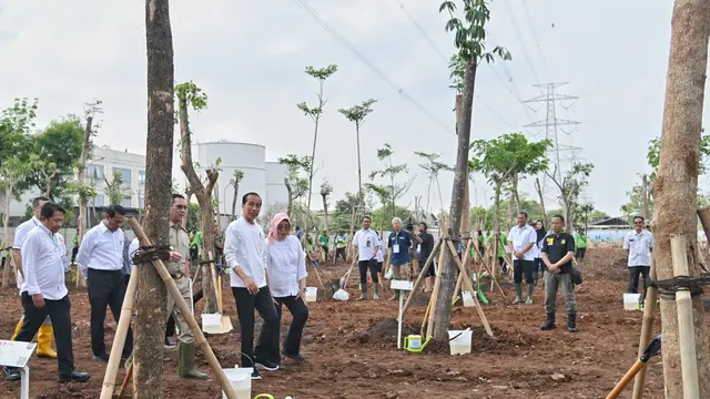 Sinar Mas melalui Sinar Mas Land dan Sinar Mas Agribusiness & Food menanam ratusan pohon di sejumlah lokasi di Jabodetabek dalam rangka memperingati Hari Penanaman Pohon Sedunia (28/11). (Foto: Biro Pers Setpres)
