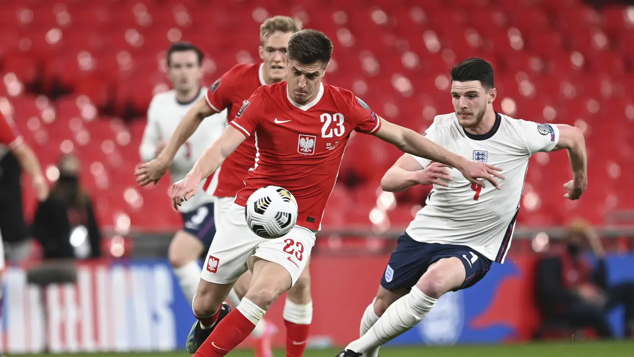 FOTO: Duo Harry Tentukan Kemenangan Inggris 2-1 atas Polandia - Krzysztof Piatek; Declan Rice