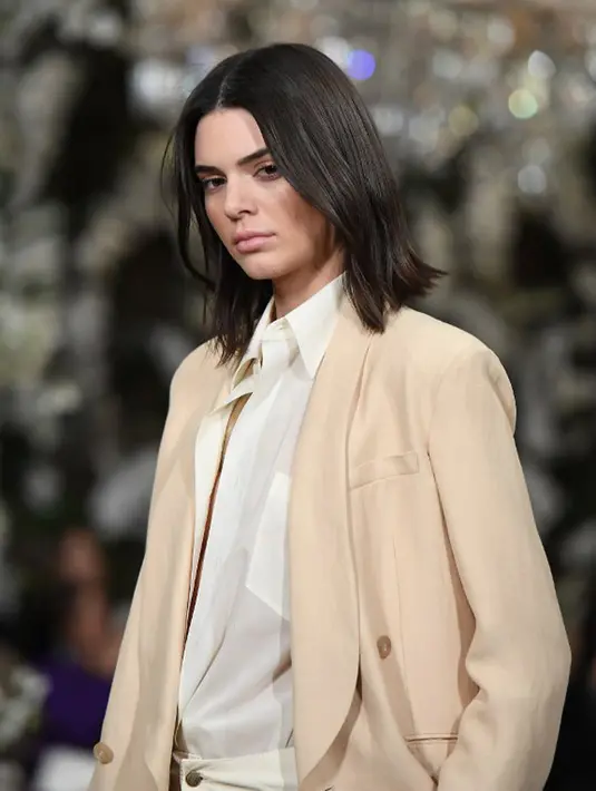 Momen saat Kendall meberikan minuman kaleng itu lah yang mendapat komentar dari netizen. Menurut mereka, iklan ini terlalu rasis dan memanfaatkan krisis politik untuk memperoleh keuntungan. (AFP/Bintang.com)