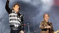 Penampilan Mick Jagger (kiri) dan Keith Richards saat konser Rolling Stones dalam tur 'No Filter' di Soldier Field, Chicago, Amerika Serikat, Jumat (21/6/2019). Rolling Stones membuka konser dengan hits klasik 'Street Fighting Man'. (Kamil Krzaczynski/AFP)