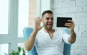 7 Ciri Orang Lebih Suka Telepon Video daripada Chat Menurut Psikologi