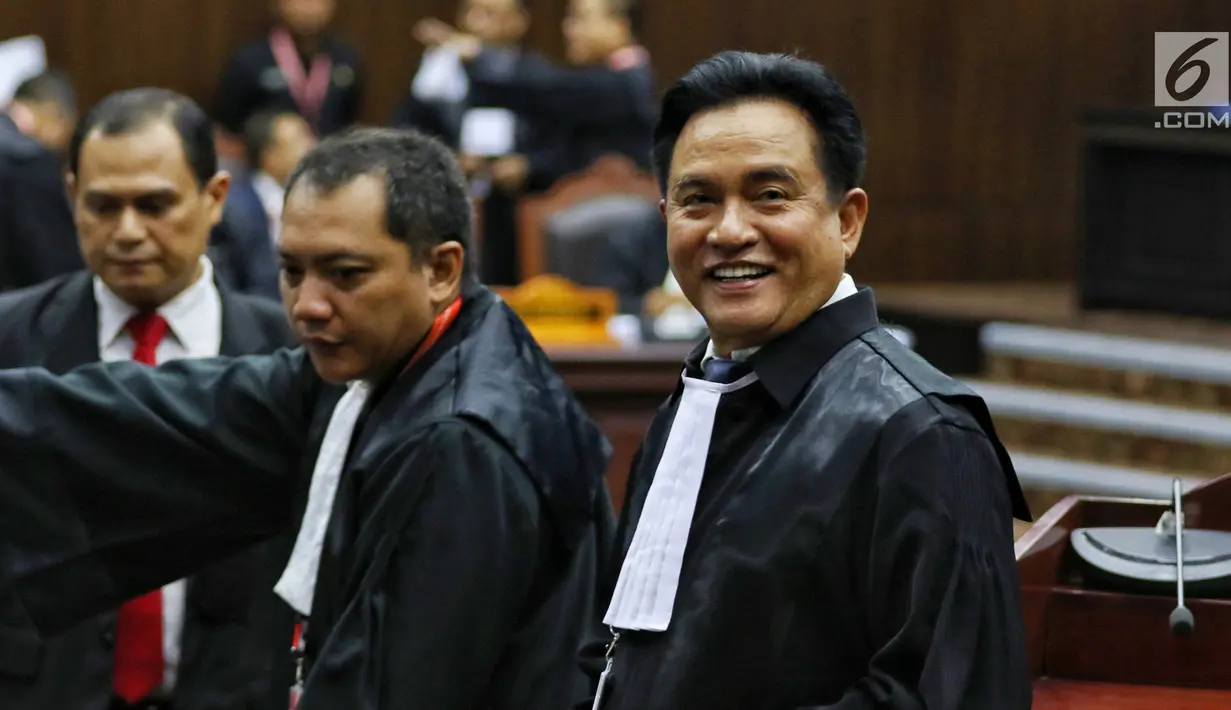 Ketua Tim Hukum Jokowi-Ma'ruf Amin, Yusril Ihza Mahendra (kanan) menghadiri sidang perdana sengketa Pilpres 2019 di Mahkamah Konstitusi (MK), Jumat (14/6/2019). Sidang itu memiliki agenda pembacaan materi gugatan dari pemohon, yaitu paslon 02 Prabowo Subianto-Sandiaga Uno. (Lputan6.com/Johan Tallo)