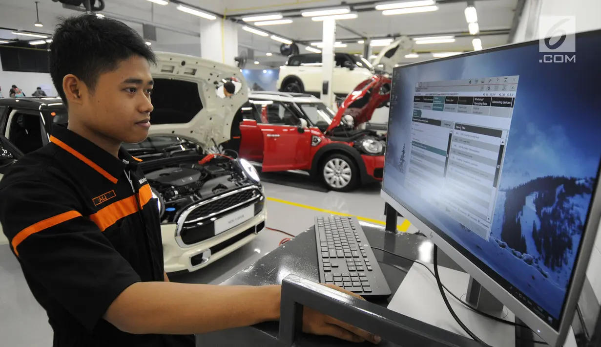 Teknisi sedang memprogram elektrik mobil Mini Cooper saat Grand Opening Plaza Mini, Summarecon, Tangerang, Banten, Jumat (4/5). Pembukaan dealer Mini Cooper Plaza Auto ini pertama di Provinsi Banten. (Merdeka.com/Dwi Narwoko)