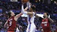 Guard Oklahoma City Thunder Russell Westbrook melakukan rebound pada duel NBA versus Miami Heat di Chesapeake Energy Arena, Jumat (23/3/2018) atau Sabtu (24/3/2018) WIB. (AP Photo/Sue Ogrocki)