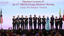 Menteri Luar Negeri RI, Retno Marsudi (kedua kanan) berfoto bersama para menteri luar negeri kawasan Asia-Pasifik saat pembukaan Pertemuan Tingkat Menteri ASEAN ke-52 di Bangkok, Thailand, Rabu (31/7/2019). Rangkaian pertemuan akan berlangsung hingga 2 Agustus 2019. (Lillian SUWANRUMPHA/AFP)