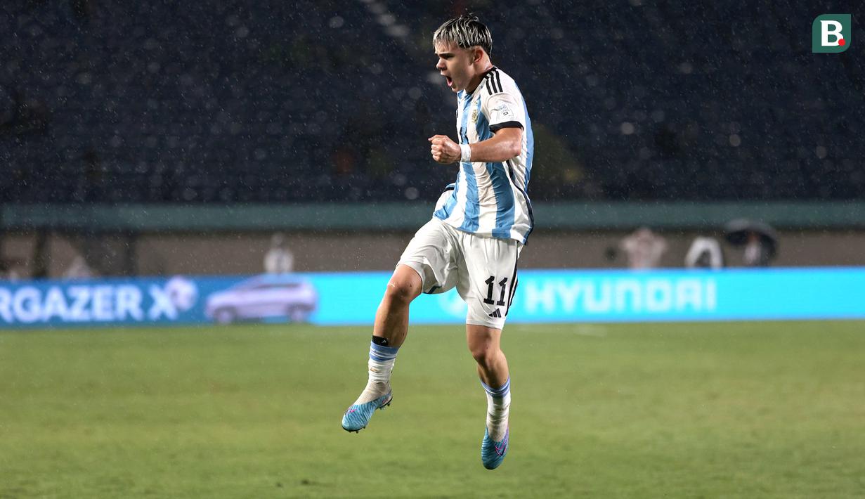 <p>Pemain Timnas Argentina U-17, Santiago Lopez melakukan selebrasi setelah mencetak gol kedua timnya ke gawang Timnas Venezuela U-17 pada laga 16 besar Piala Dunia U-17 2023 di Stadion Si Jalak Harupat, Bandung, Selasa (21/11/2023). (Bola.com/Ikhwan Yanuar)</p>