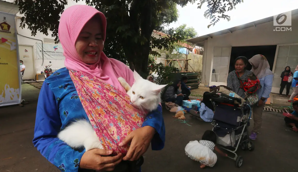 Peserta menggendong kuncingnya saat mengikuti lomba kucing mirip Bobby The Cat milik capres Prabowo Subianto di DPP Partai Gerindra, Jakarta, Sabtu (9/3). Di sini juga ada stan memandikan, vaksinasi, dan pemeriksaan kucing. (Liputan6.com/Herman Zakharia)