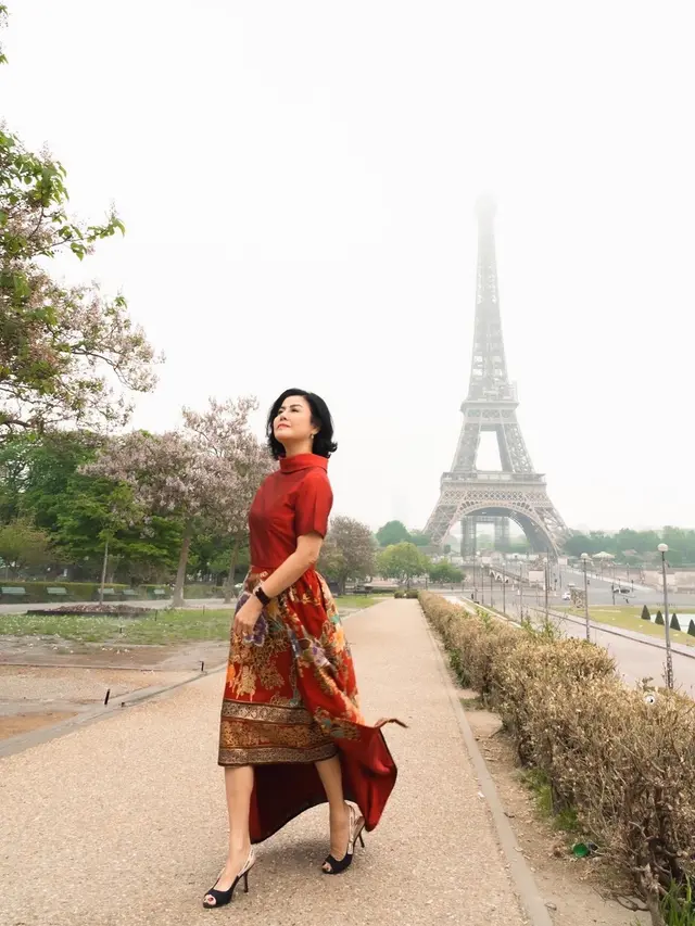 7 Momen Liburan Desiree Tarigan Ke Eropa, Tampil Menawan di Menara Eifel