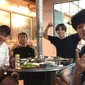 V, Seo Joon, Woo Sik, dan Peakboy juga menikmati makan malam di sebuah restoran. (Liputan6.com/Twitter/@BTS_twt)