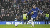 Pemain Chelsea, Cole Palmer, mencetak gol penalti ke gawang Manchester United pada laga pekan ke-31 Liga Inggris di Stadion Stamford Bridge, Jumat (5/4/2024). (AP Photo/Kin Cheung)
