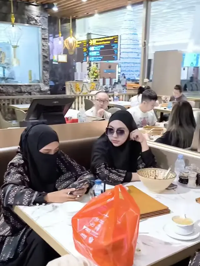 Ria Ricis dan Teuku Ryan Umroh