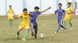 Pemain Persija U-17, Widianto, berebut bola dengan pemain PCM di Stadion Cendrawasih, Jakarta, Senin, (24/7/2017). Persija Muda gagal lolos fase grup Piala Suratin setelah bermain imbang 1-1 melawan PCM. (Bola.com/M Iqbal Ichsan)