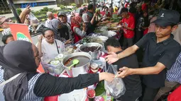 Deretan tenda dan lapak kuliner berjajar di sepanjang lokasi, menciptakan pemandangan khas Ramadan yang semarak. Tampak dalam foto, aktivitas jual beli di Pasar Takjil Ramadan, Bendungan Hilir (Benhil), Jakarta, Senin (23/2/2026). (merdeka.com/Arie Basuki)