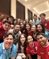 Pertandingan final FIFA ASEAN Cup 2026 disaksikan oleh sederet pasutri selebriti. Dari bangku penonton, mereka memberi semangat Timnas Indonesia untuk mengalahkan timnas Thailand. Seperti apa gaya busananya? [@miktambayong]