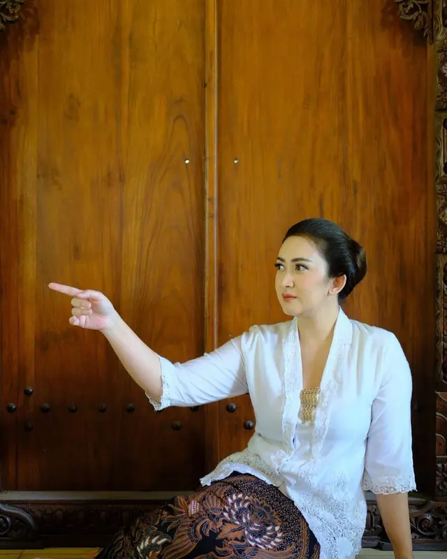 7 Gaya Nafa Urbach pakai kebaya di berbagai momen spesial