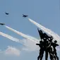 Enam pesawat tempur Sukhoi dan F-16 milik TNI Angkatan Udara memeriahkan Upacara Peringatan HUT RI ke-71 di Jakarta, Rabu (17/8). Mereka membentuk Arrow Head Formation pada ketinggian 800 kaki. (Liputan6.com/Faizal Fanani) 