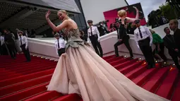 Aktris berusia 25 tahun itu terpesona saat dia menghiasi karpet merah bergengsi dengan gaun pesta yang sangat dihiasi dengan korset peplum yang terstruktur. (AP Photo/Daniel Cole)