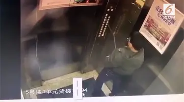 Aksi jahil seorang bocah buang air kecil di dalam lift menyebabkan ia terjebak dalam lift kosong di chongqing, china.