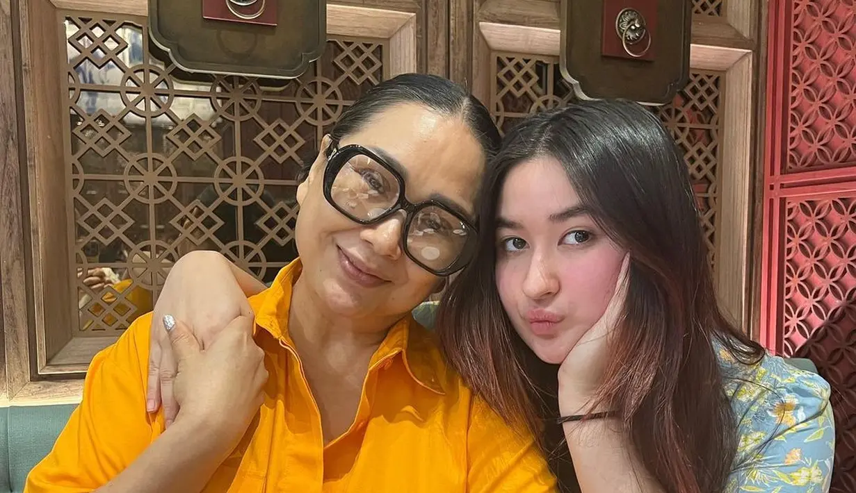 Sedangkan di foto ini, keduanya tampil cantik natural tanpa makeup berlebihan. [Foto: Instagram/stephaniepoetri]