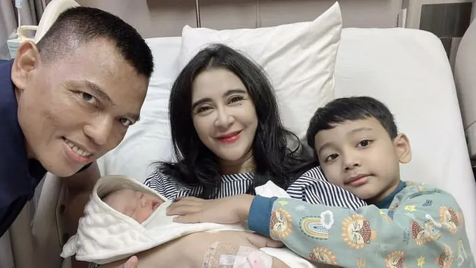 Lama tak tampil di televisi sebagai penyanyi dangdut, berikut potret Uut Permatasari Istri Kapolres saat Masa Kehamilan