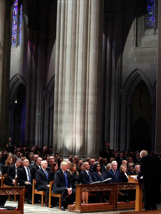 Presiden AS Donald Trump duduk bersebelahan dengan mantan presiden Barack Obama, mantan presiden Bill Clinton dan mantan presiden Jimmy Carter dalam prosesi pemakaman kenegaraan George HW Bush di Washington, Rabu (5/12). (AP/Alex Brandon, Pool)