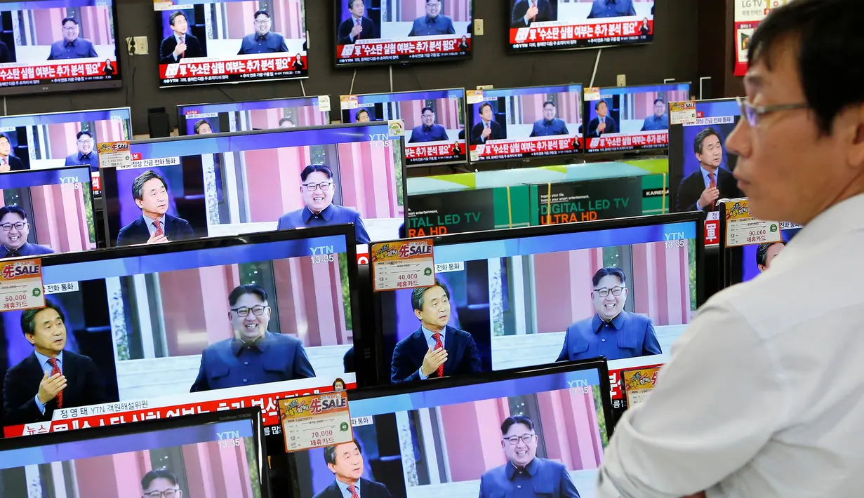 Sejumlah layar memperlihatkan berita tentang Kim Jong-un yang meluncurkan uji coba nuklir, Jumat (9/9). Uji coba miniatur hulu ledak nuklir ini merupakan respon terhadap ancaman dan sanksi dari sejumlah elemen, termasuk AS. (REUTERS/ Kim Hong-Ji)