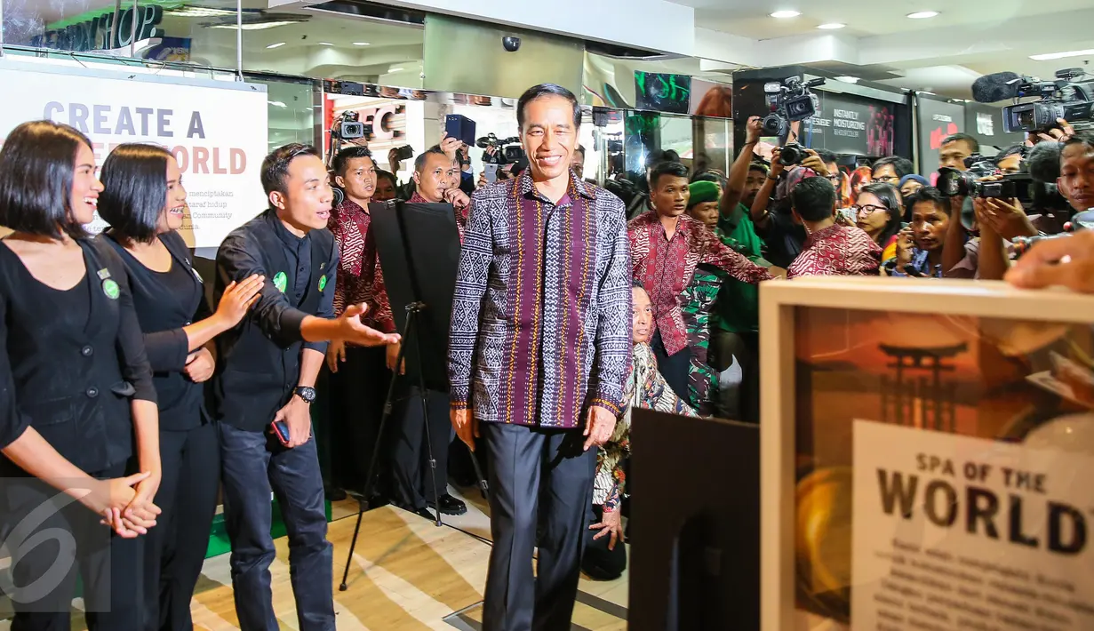 Presiden Joko Widodo (Jokowi) kembali menyambangi pusat perbelanjaan Sarinah, Jalan MH Thamrin, Jakarta, Jumat (15/1). Kunjungan singkat  tersebut guna memastikan situasi Ibukota kembali normal pasca serangan teror. (Liputan6.com/Faizal Fanani)