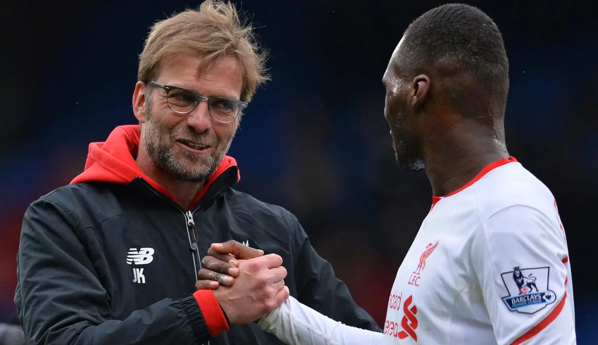 Pelatih Liverpool, Jurgen Klopp (kiri) memberikan ucapan kepada Christian Benteke usai menang atas Crystal Palace pada lanjutan liga Inggris 2015-2016 di Stadion Selhurts Park, Minggu (6/3/2016) malam WIB. (AFP/Glyn Kirk)