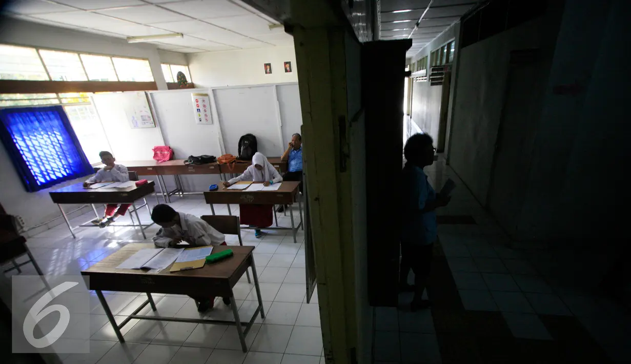 Sejumlah siswa berkebutuhan khusus mengerjakan UN di SLB Negeri 1 Bantul, Yogyakarta, Senin (16/5). Siswa tingkat sekolah dasar melaksanakan ujian nasional secara serentak hingga 25 Mei 2016. (Liputan6.com/Boy Harjanto)