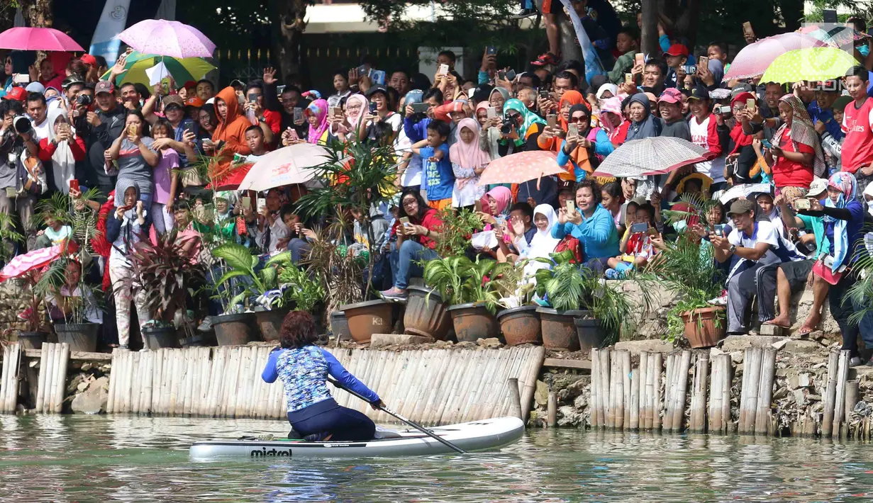 Warga menyaksikan pertandingan antara Menteri KKP Susi Pudjiastuti dan Wagub DKI Jakarta Sandiaga Uno mengarungi danau sunter selama Festival Danau Sunter di Jakarta, Minggu (25/2). (Liputan6.com/Angga Yuniar)