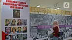 Pengunjung melihat pameran Peringatan Hari Ibu di Museum Kebangkitan Nasional, Jakarta, Minggu (22/12/2019). Pameran ini dalam rangka memperingati Hari Ibu dengan memamerkan literasi sejarah pahlawan ibu bangsa yang di tulis kembali oleh sekolah darurat kartini. (Liputan6.com/Herman Zakharia)