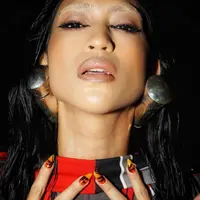 Tampilan makep Taskya Namya saat menghadiri gala premiere serial 'Waktu Maghrib' [@taskyanamya]