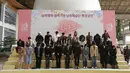 Girlband K-pop, Red Velvet bersama rombongan penyanyi dan musisi Korea Selatan membungkuk memberikan salam di hadapan media sebelum berangkat menuju Pyongyang, Korea Utara dari Bandara Internasional Gimpo, Seoul, Sabtu (31/3). (AP/Ahn Youg-joon)