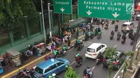 Pedagang kaki lima (PKL) dan ojek online memadati kawasan Stasiun Palmerah, Jakarta, Kamis (6/12). Keadaan ini mengganggu arus lalu lintas dan pejalan kaki. (Liputan6.com/Immanuel Antonius)