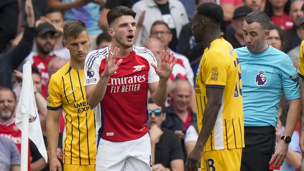Foto: Wajah Frustasi Declan Rice saat Diganjar Kartu Merah Pertama dalam Kariernya